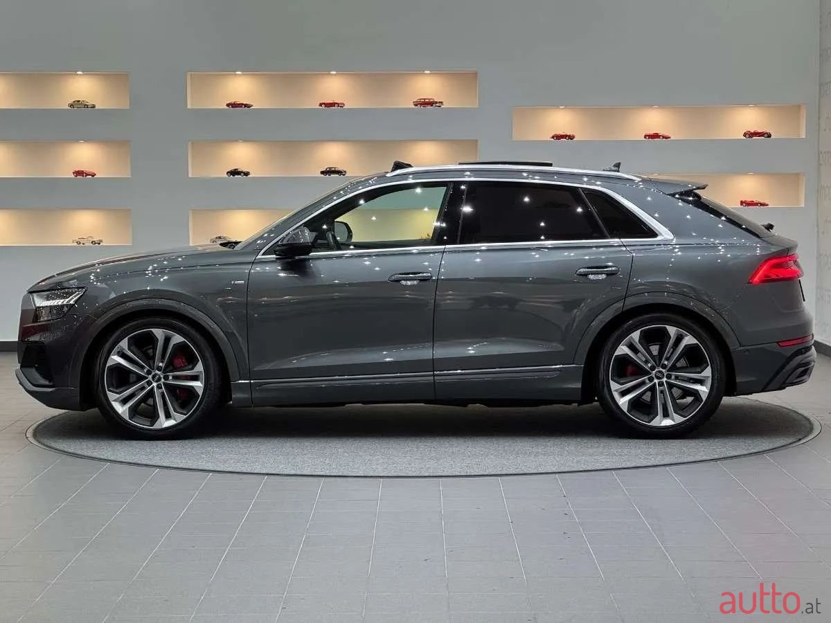 2019' Audi Q8 photo #2