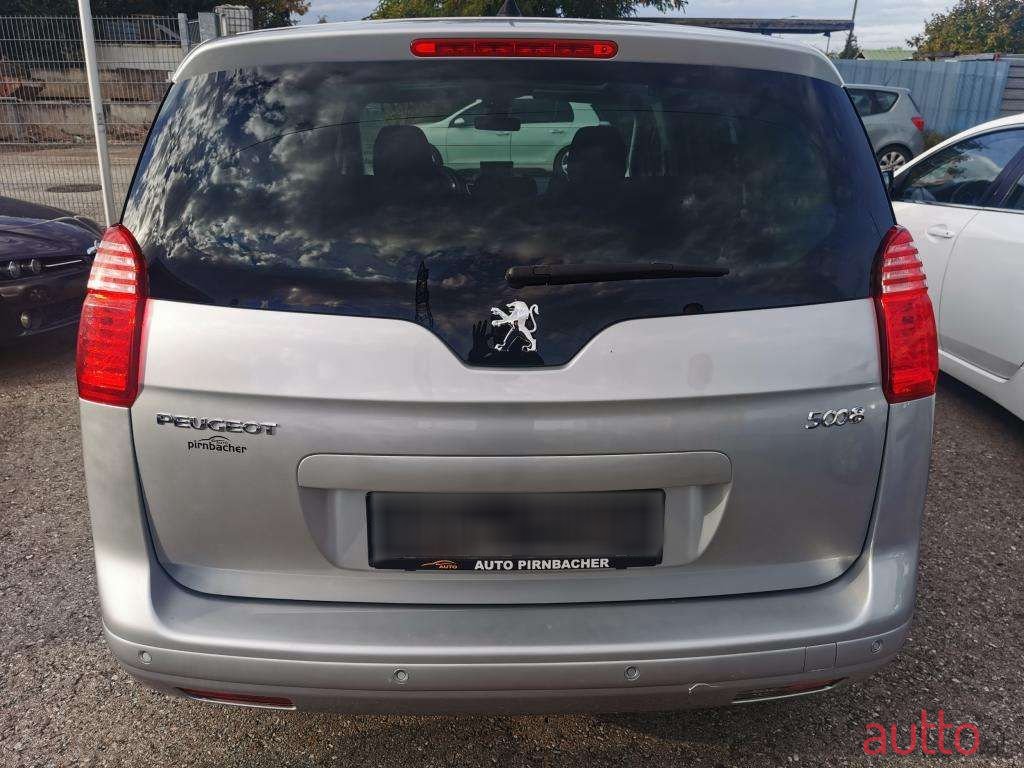 2011' Peugeot 5008 photo #5