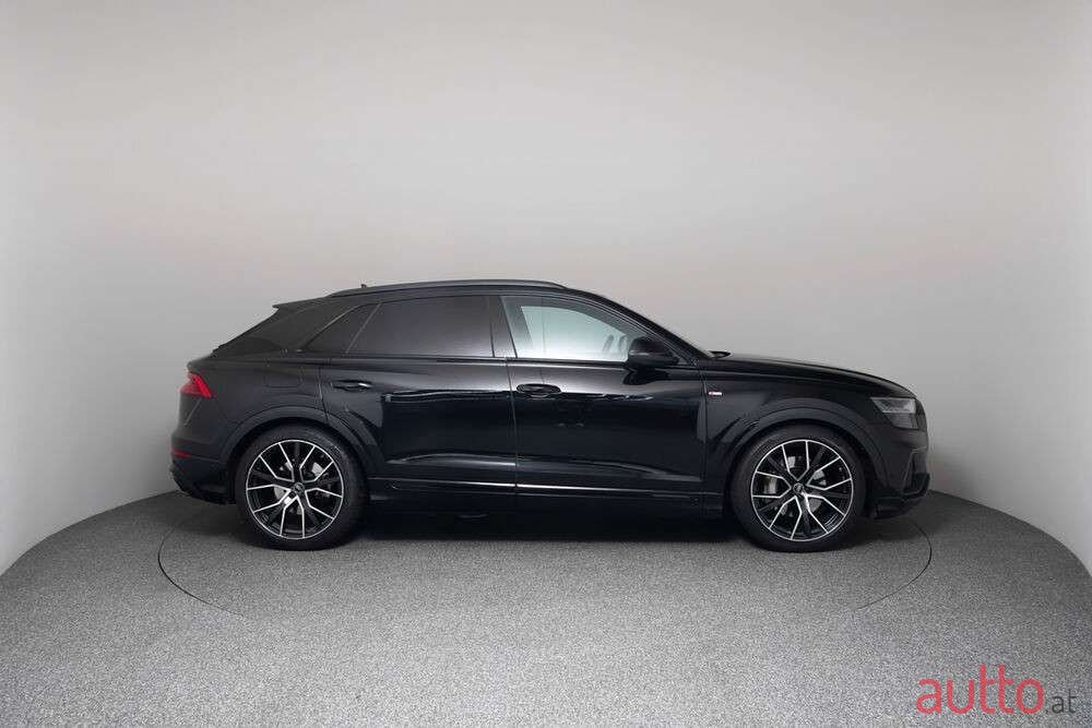 2023' Audi Q8 photo #2