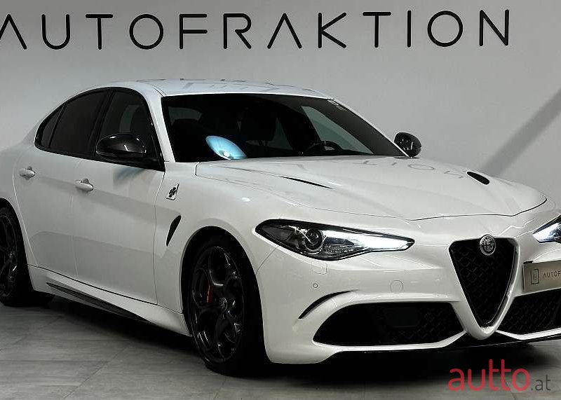 2017' Alfa Romeo Giulia photo #3