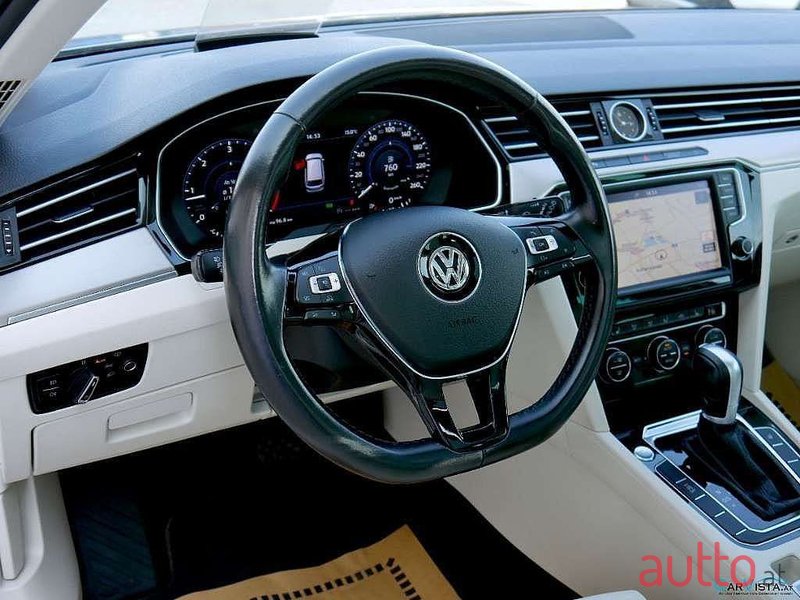 2016' Volkswagen Passat photo #2