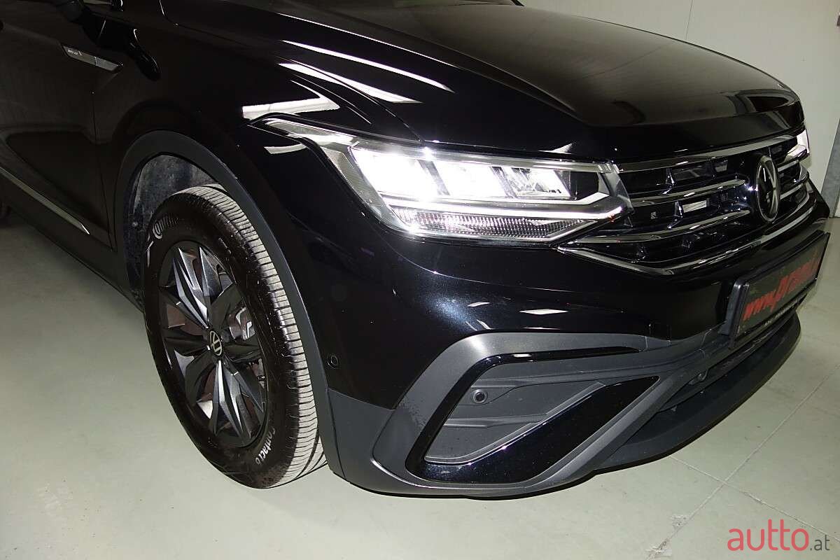 2022' Volkswagen Tiguan photo #5