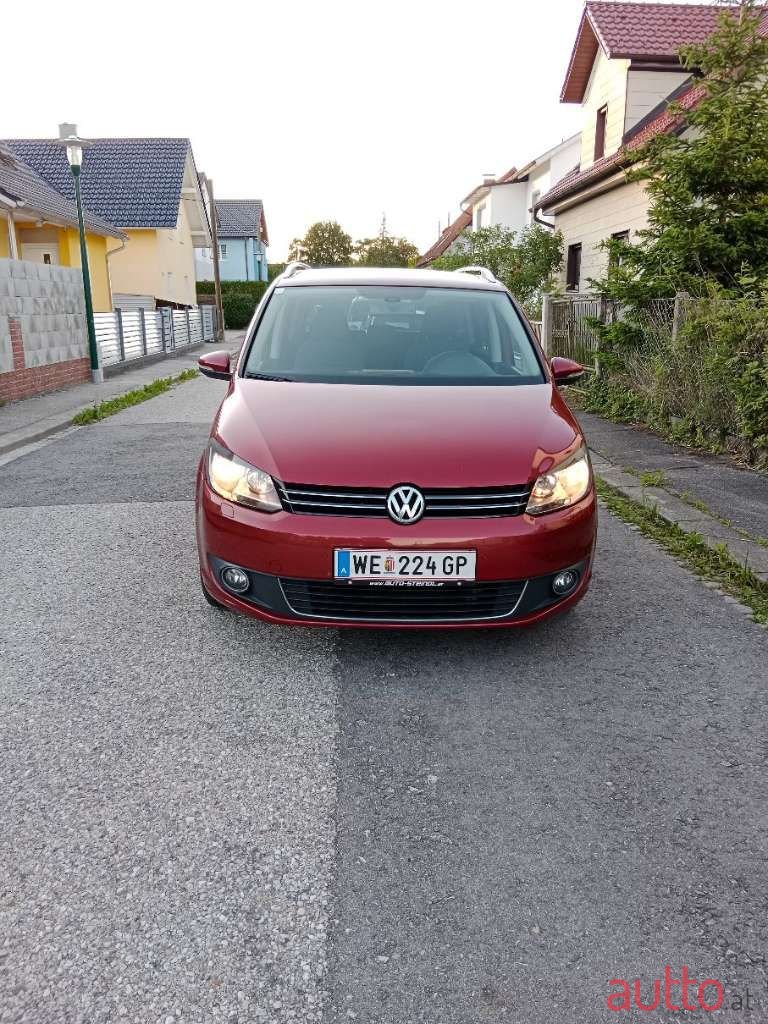 2011' Volkswagen Touran photo #1