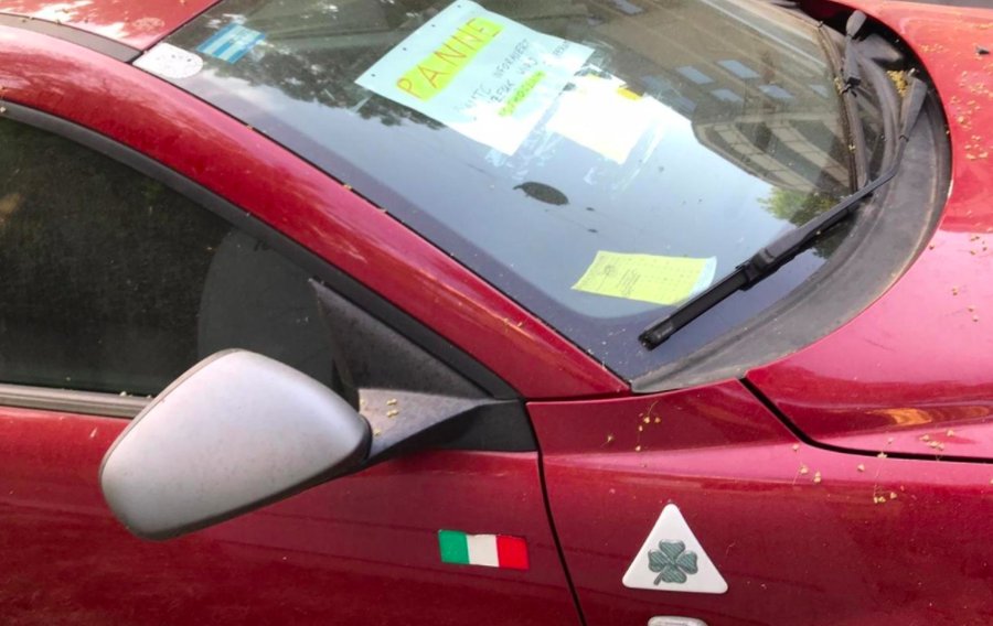 Alfa-Romeo mit Pannen-Post-it für Parksheriff