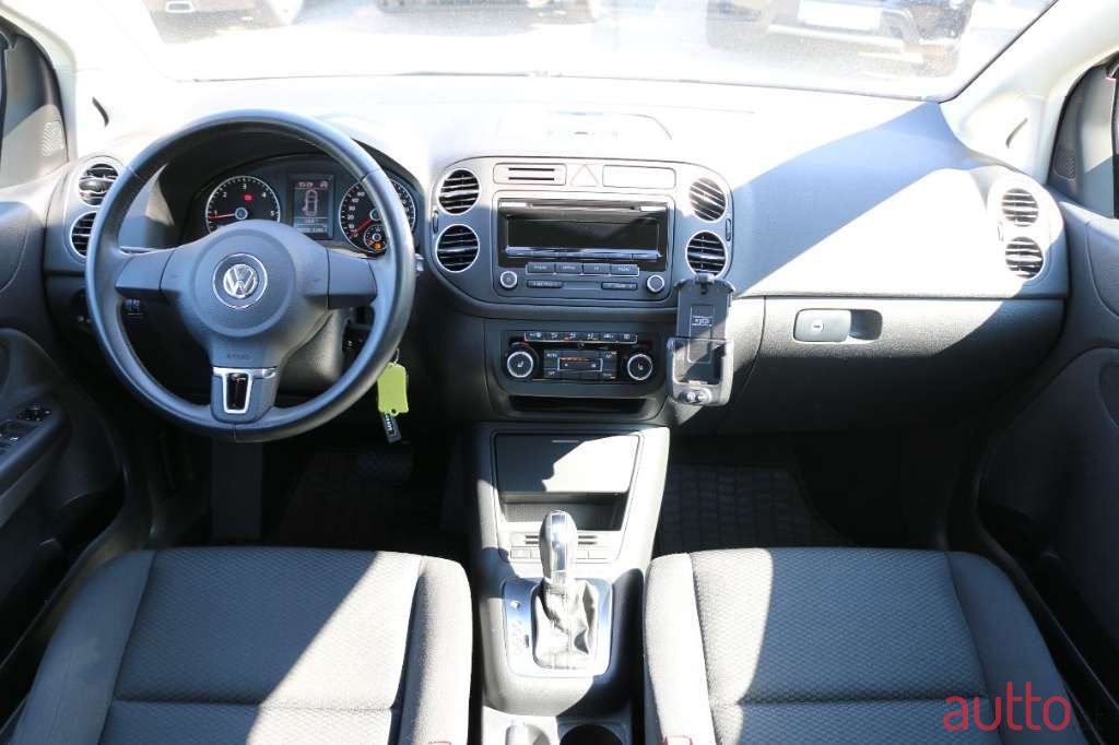 2012' Volkswagen Golf photo #6