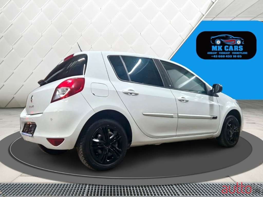 2011' Renault Clio photo #3