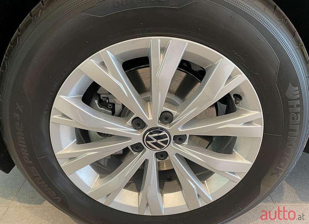 2022' Volkswagen Tiguan photo #3