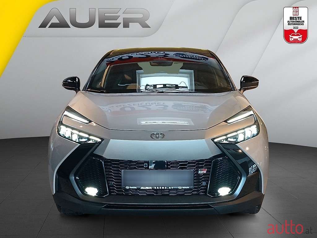 2024' Toyota C-HR photo #2