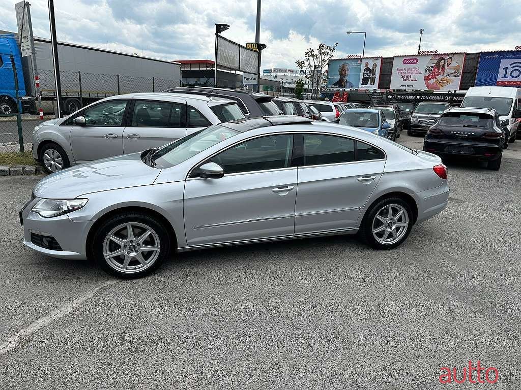 2009' Volkswagen Passat photo #2