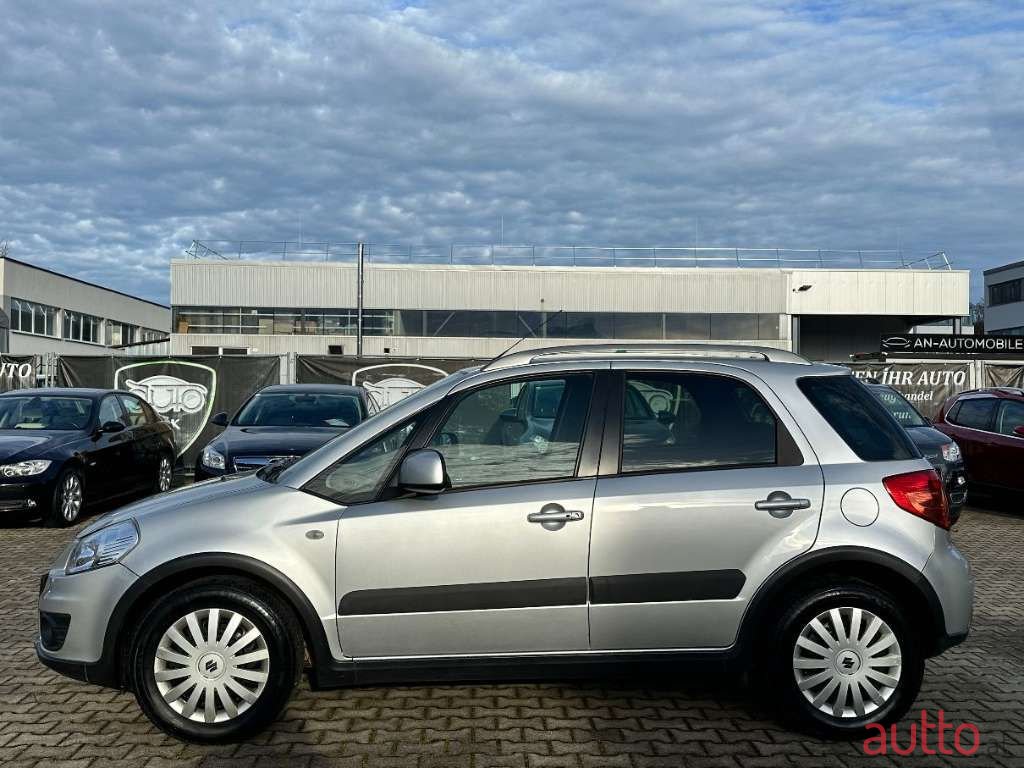 2011' Suzuki SX4 photo #2