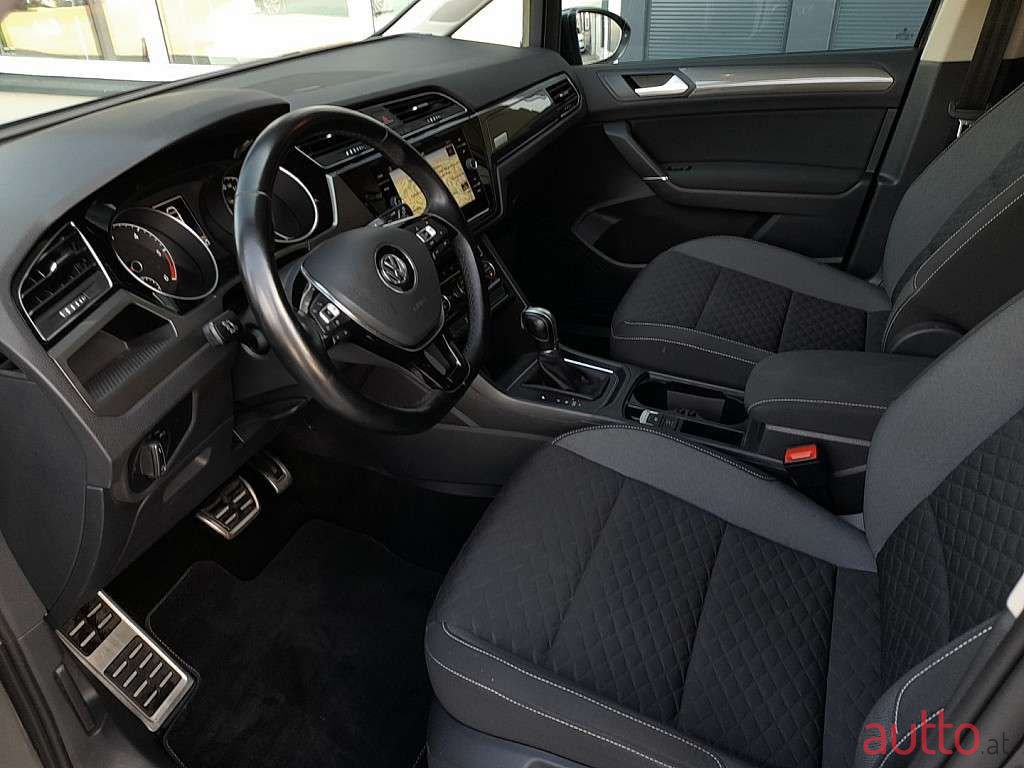 2019' Volkswagen Touran photo #2