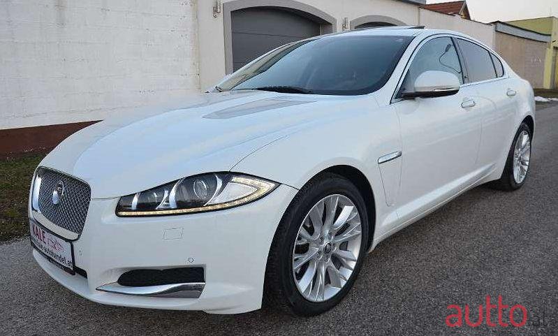 2013' Jaguar XF photo #3