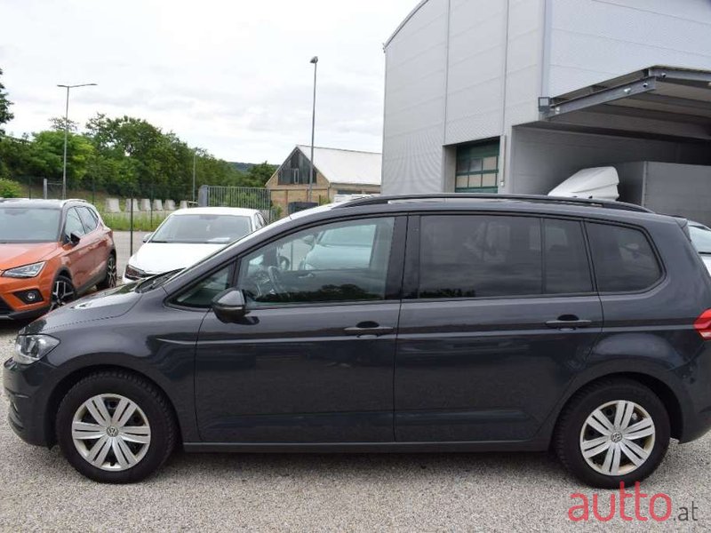 2019' Volkswagen Touran photo #6