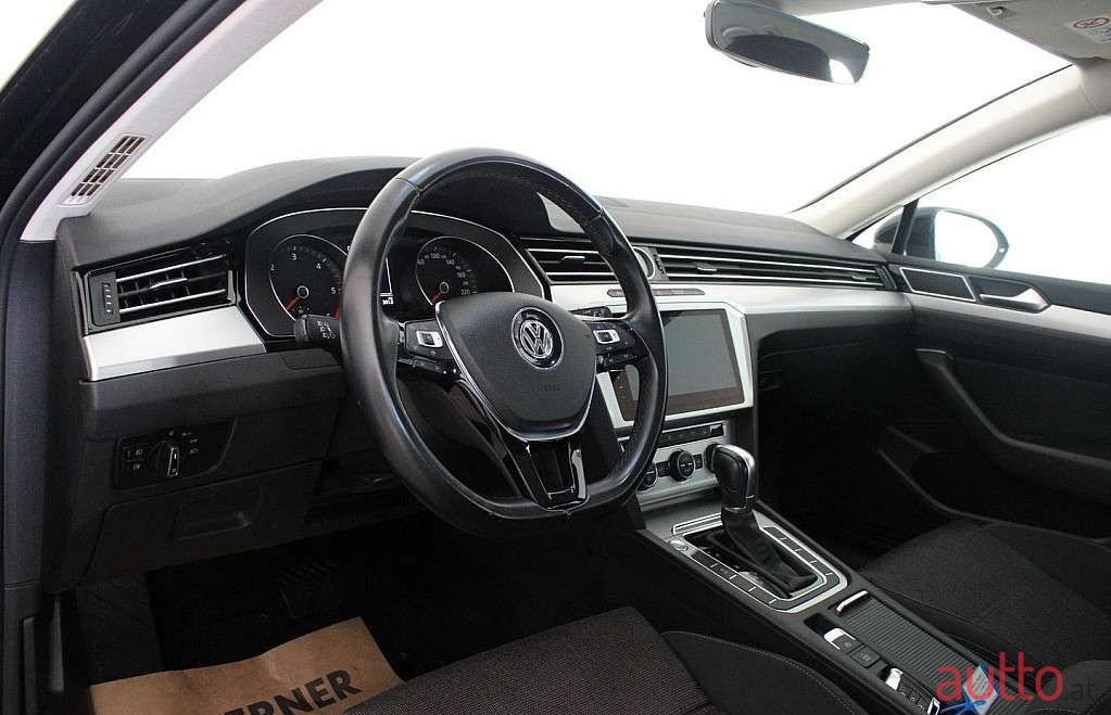 2019' Volkswagen Passat photo #5
