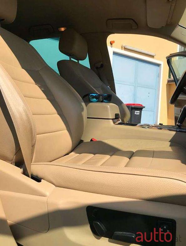 2009' Volkswagen Touareg photo #1