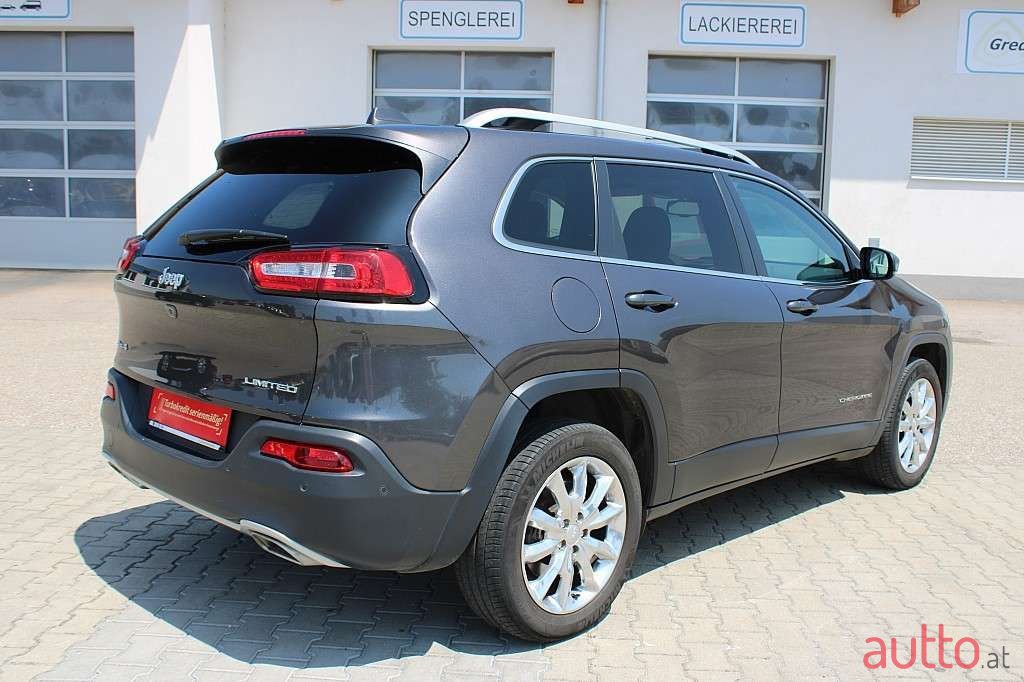 2018' Jeep Cherokee photo #5