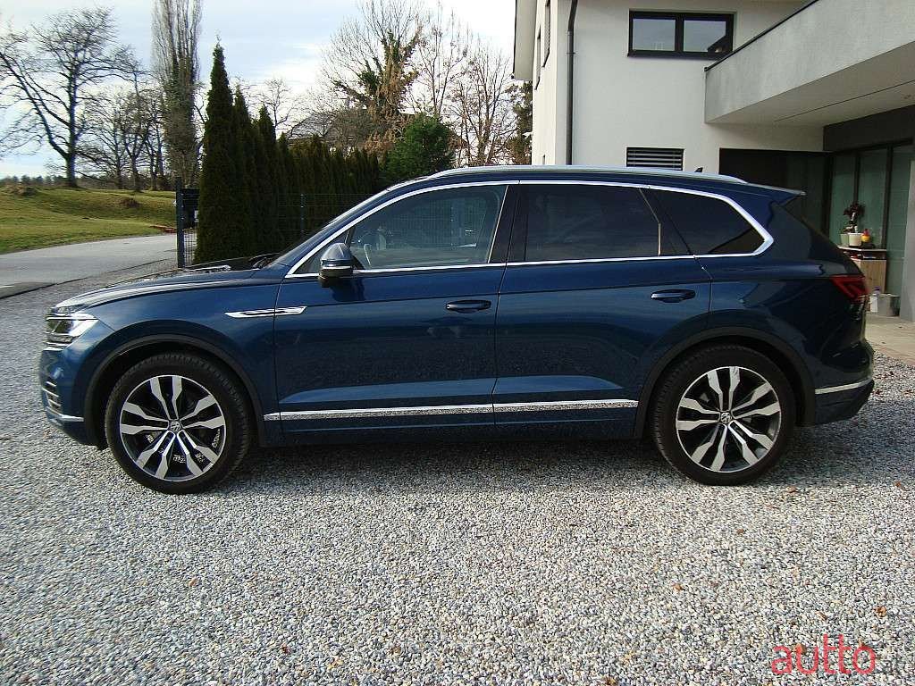 2018' Volkswagen Touareg photo #1