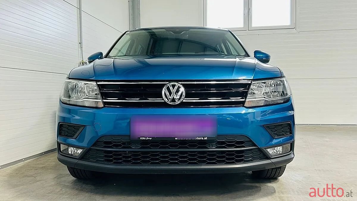 2018' Volkswagen Tiguan photo #2