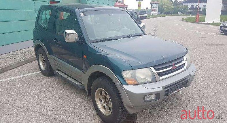 2004' Mitsubishi Pajero photo #1