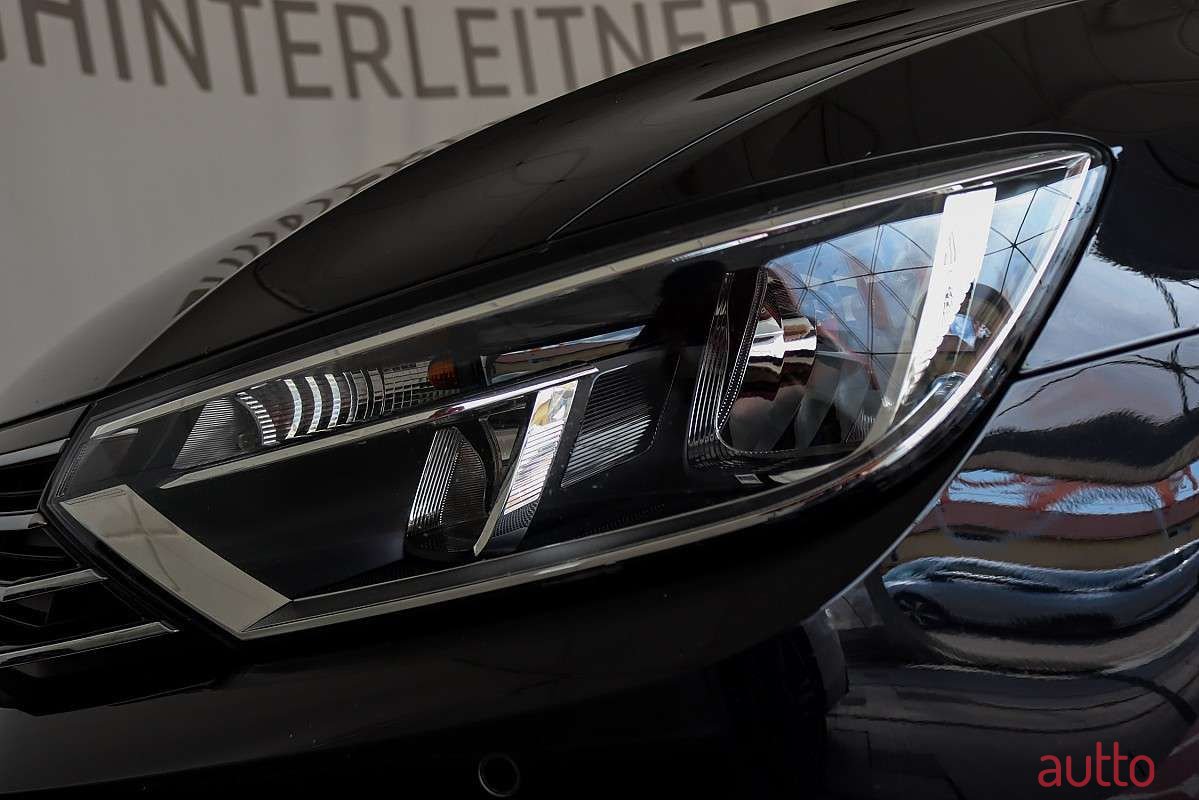 2019' Volkswagen Passat photo #4