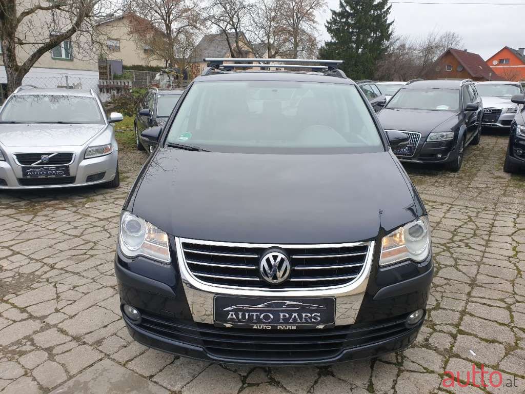 2009' Volkswagen Touran photo #2