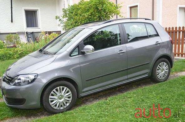 2009' Volkswagen Golf photo #2