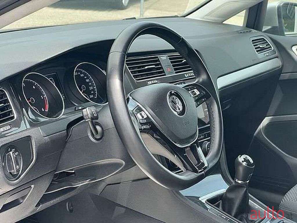 2019' Volkswagen Golf photo #6