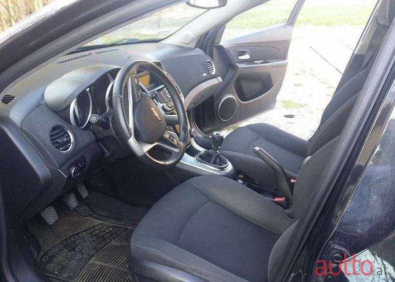 2011' Chevrolet Cruze photo #2