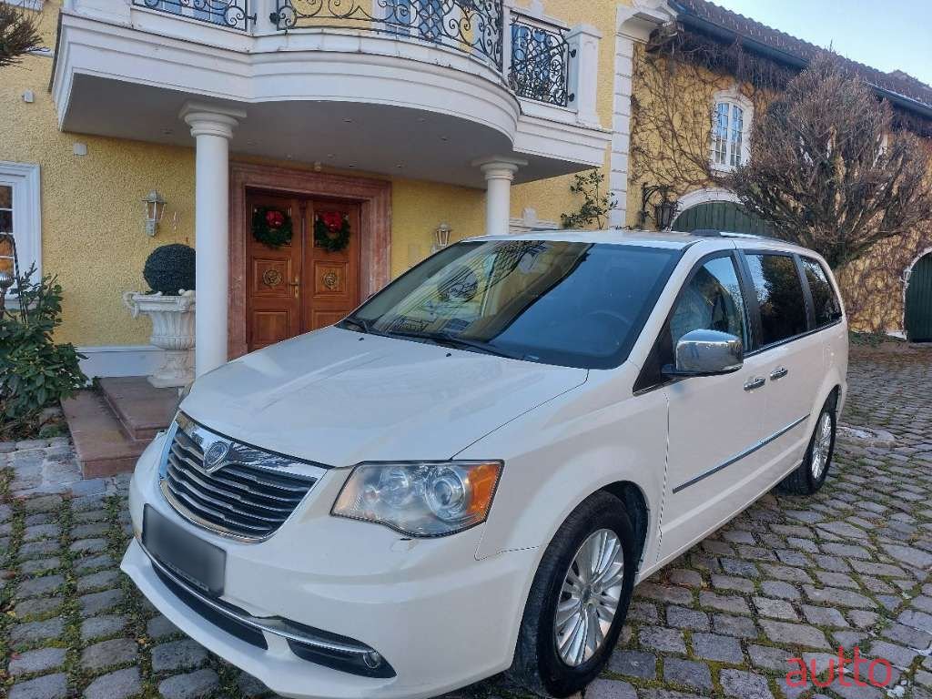 2013' Lancia Voyager photo #3