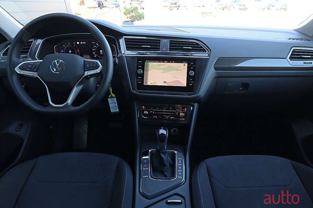 2022' Volkswagen Tiguan photo #6
