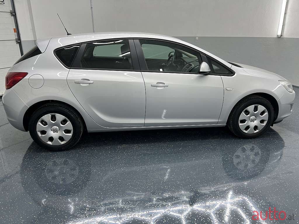 2010' Opel Astra photo #6