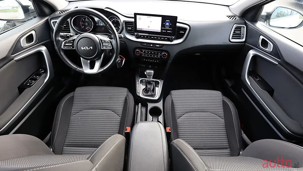2023' Kia Ceed photo #2