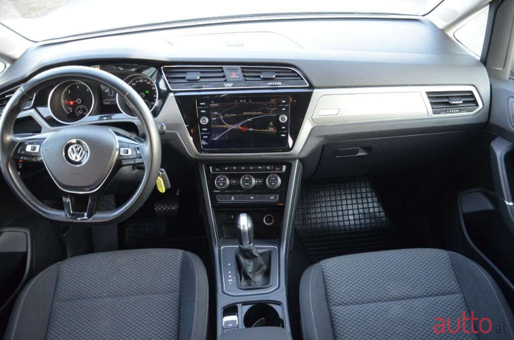 2018' Volkswagen Touran photo #4