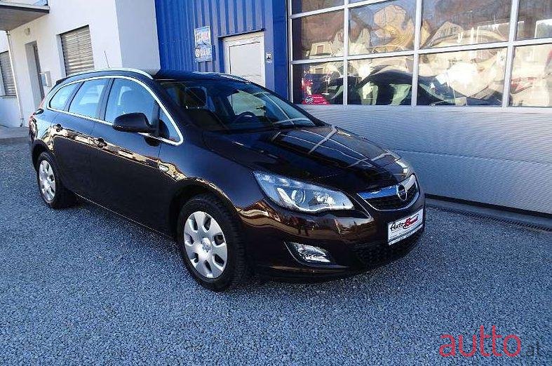 2012' Opel Astra photo #1