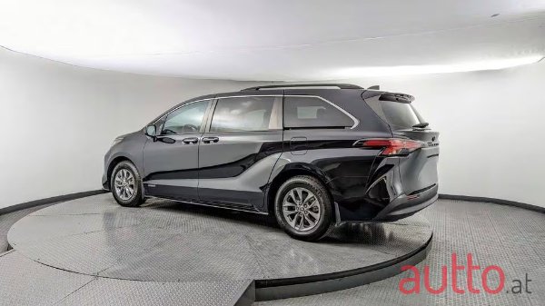2021' Toyota Sienna HYBRID LE photo #3