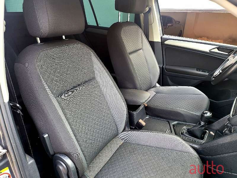 2017' Volkswagen Tiguan photo #6