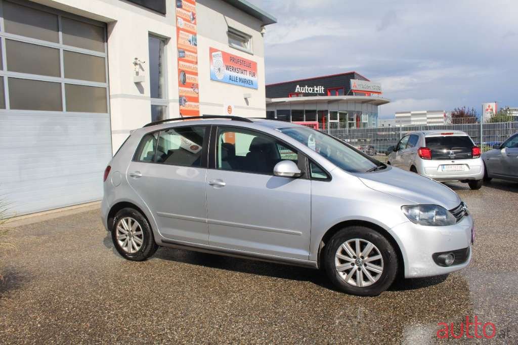 2011' Volkswagen Golf photo #4