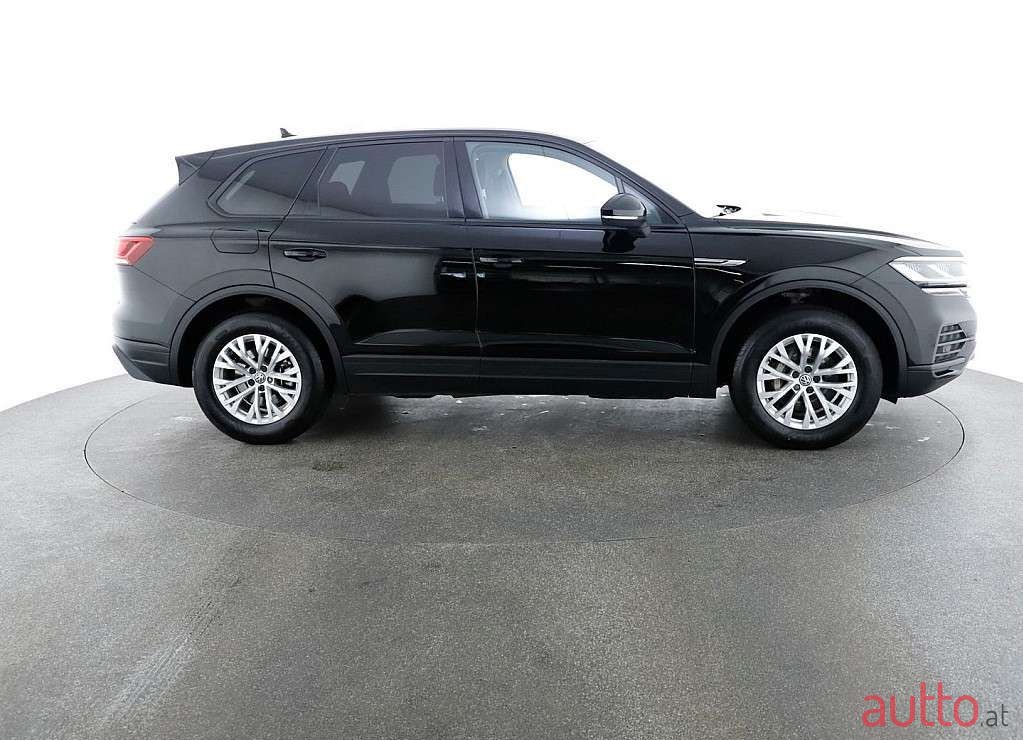 2019' Volkswagen Touareg photo #4