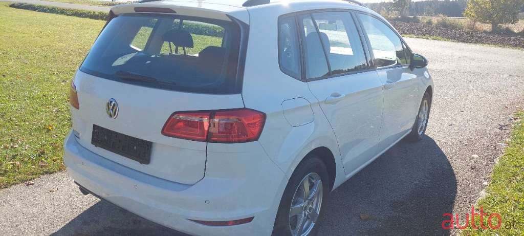 2017' Volkswagen Golf photo #5