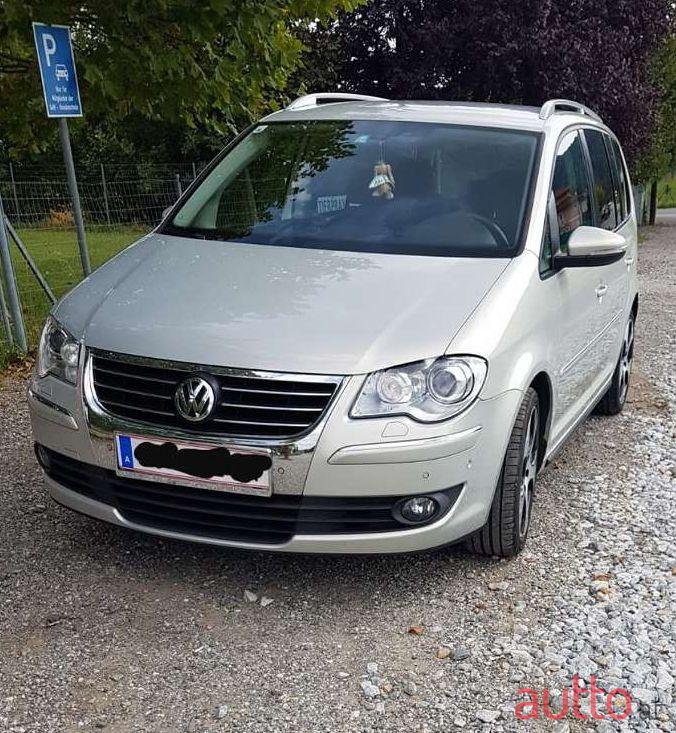 2009' Volkswagen Touran photo #1