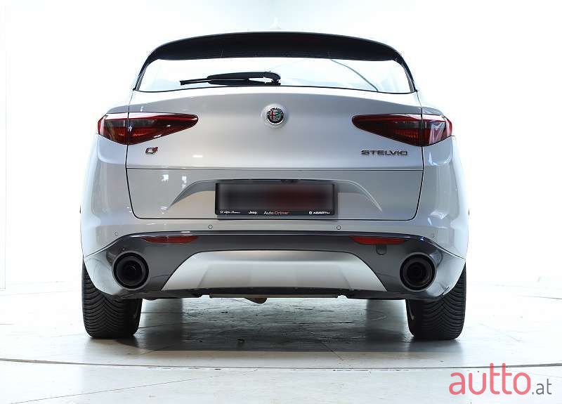 2022' Alfa Romeo Stelvio photo #5