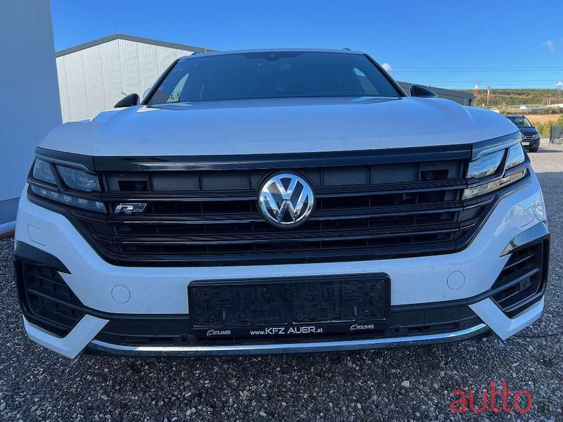 2018' Volkswagen Touareg photo #2