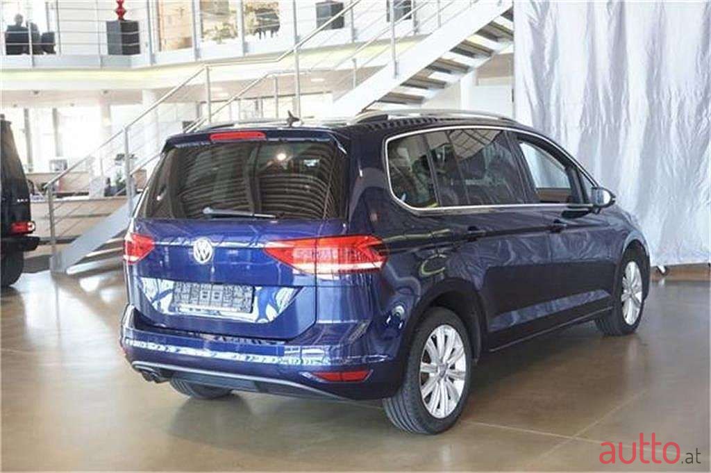 2016' Volkswagen Touran photo #2