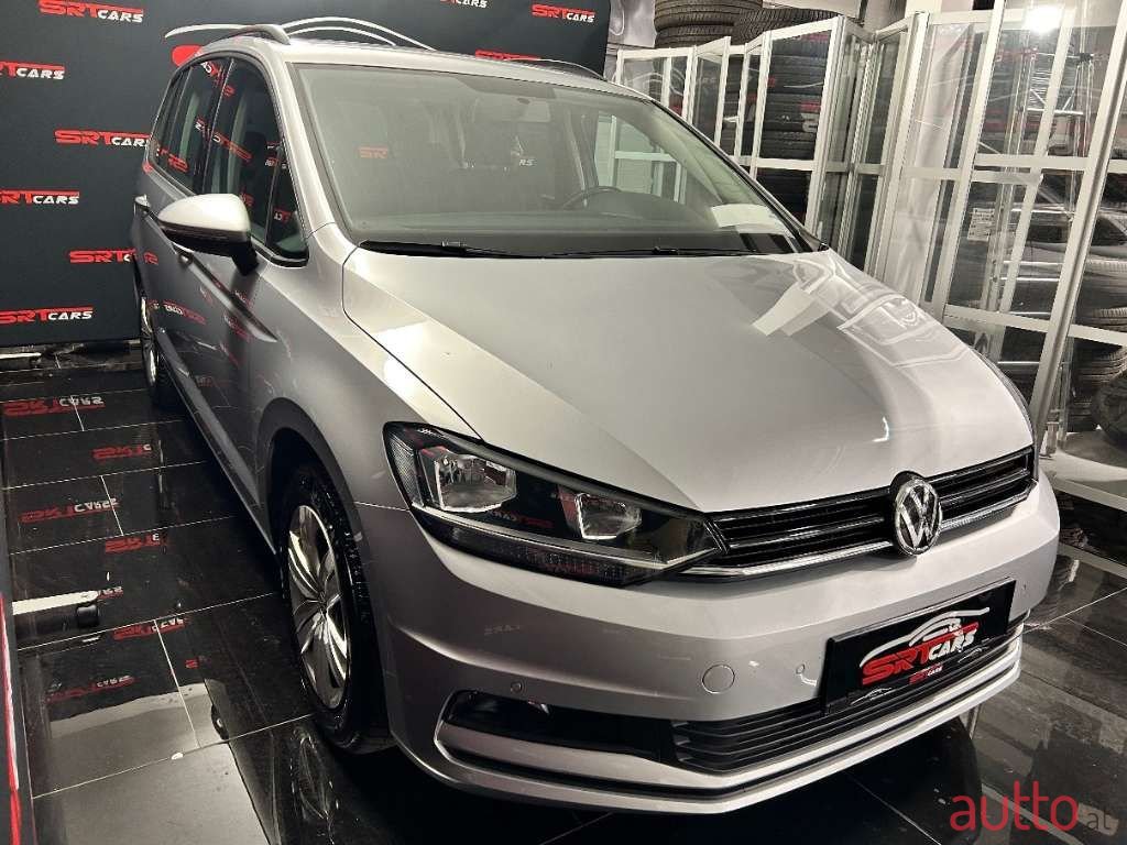2019' Volkswagen Touran photo #2