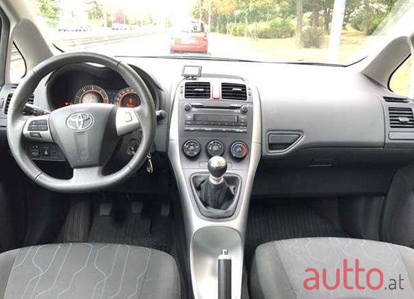 2011' Toyota Auris photo #5