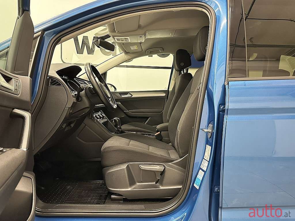 2019' Volkswagen Touran photo #6