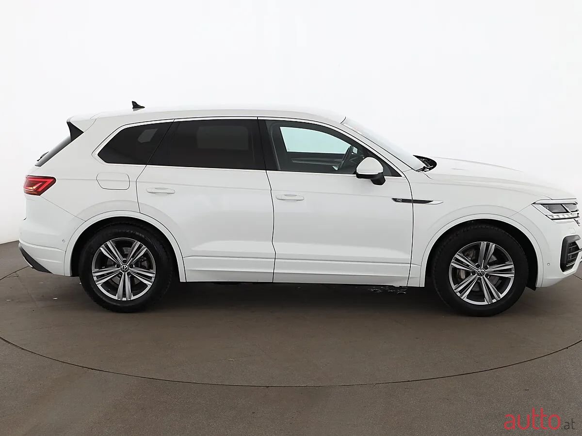 2022' Volkswagen Touareg photo #3