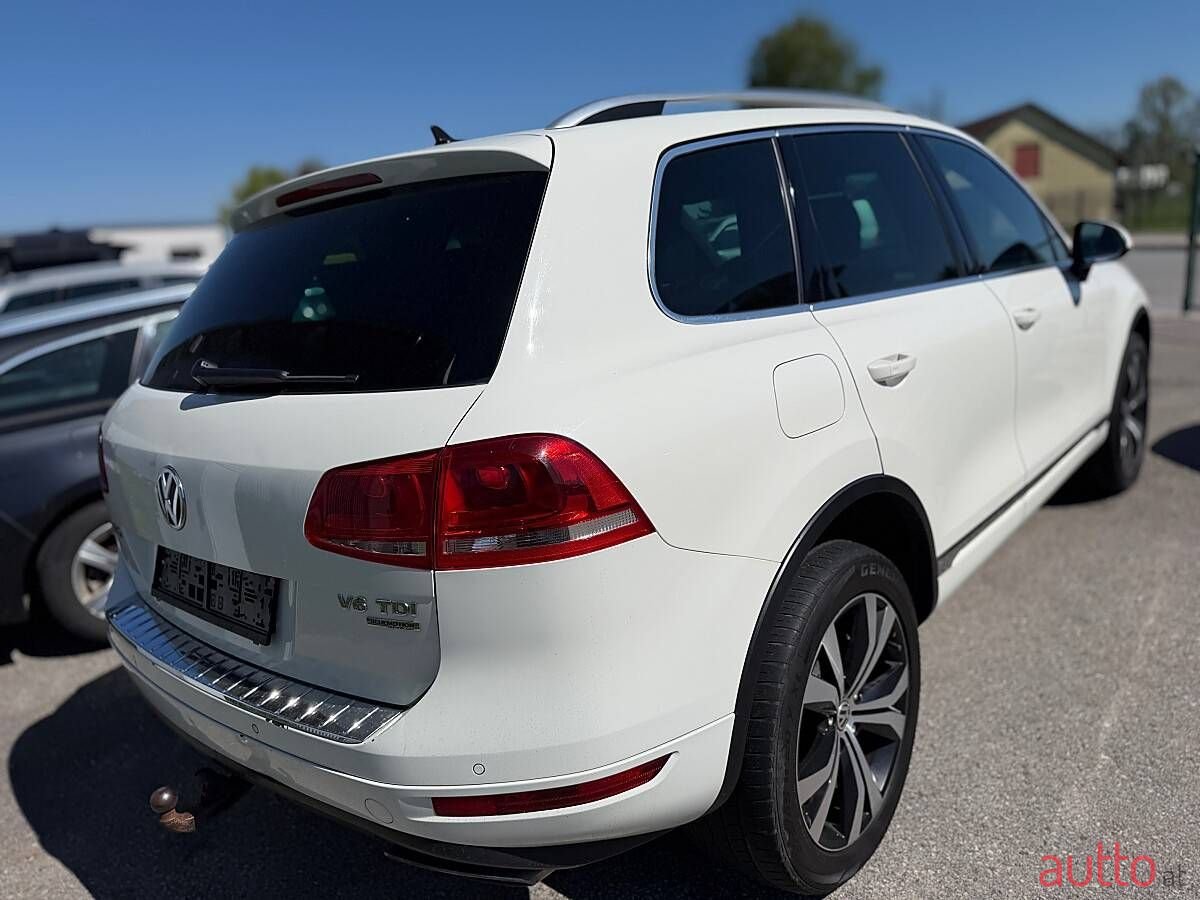 2011' Volkswagen Touareg photo #5