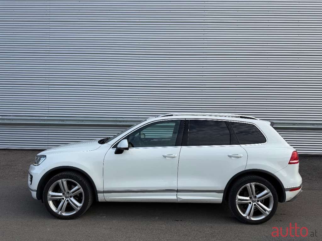 2017' Volkswagen Touareg photo #4