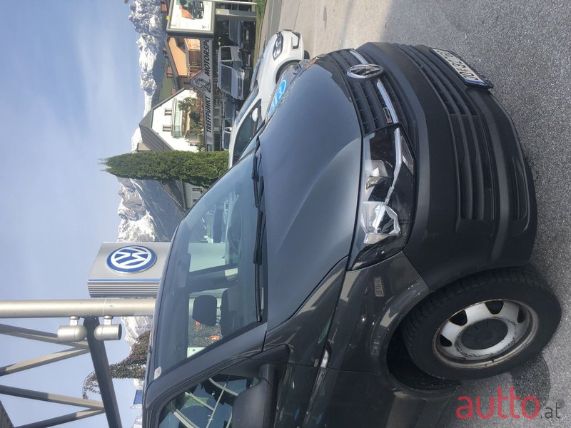 2015' Volkswagen Caravelle photo #6